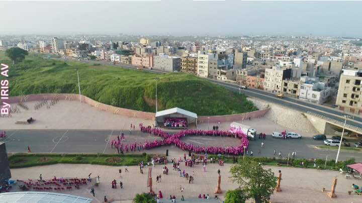 Un énorme ruban rose humain pour lancer le mois de lutte contre le cancer du sein au Sénégal