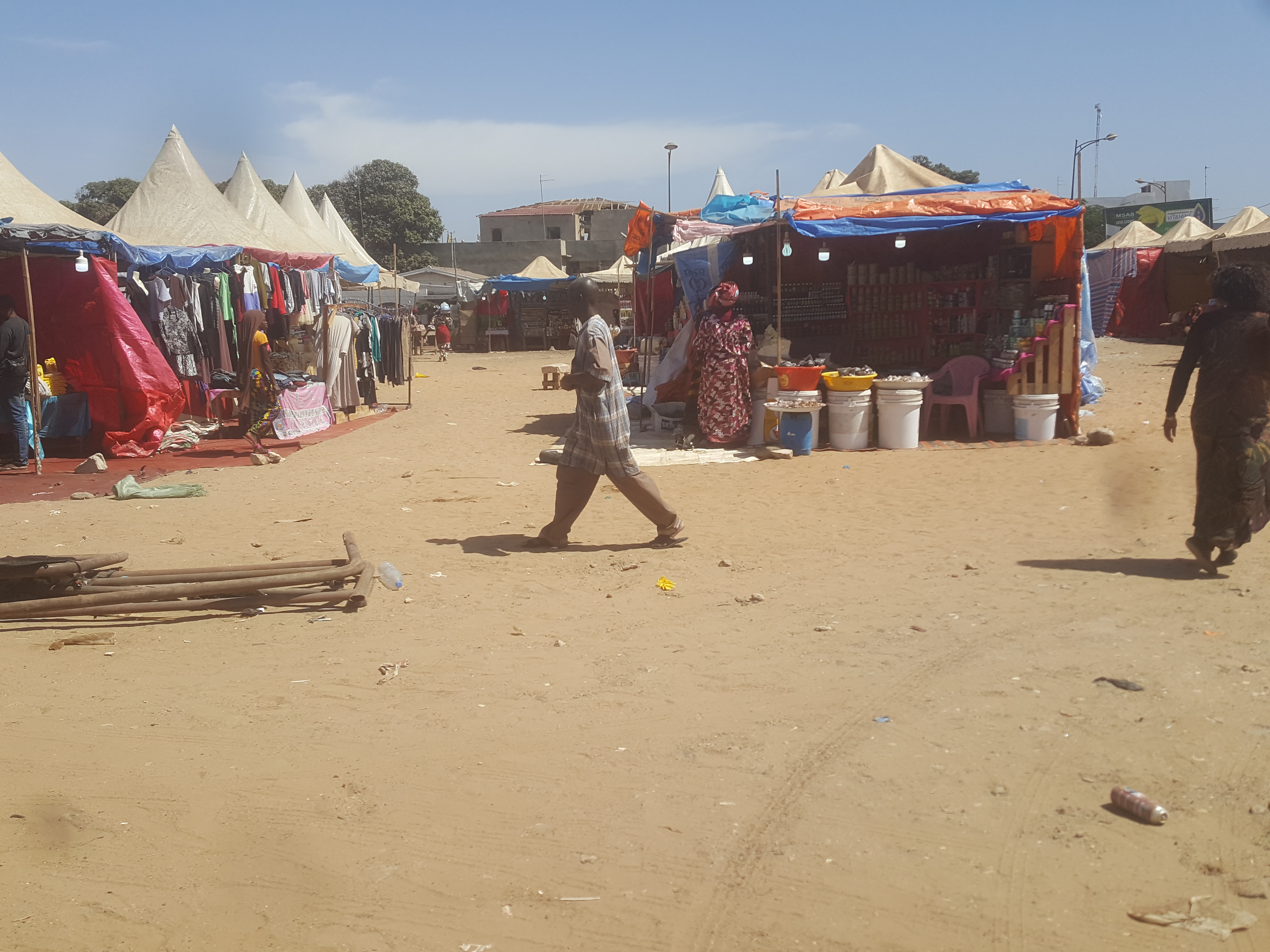 Un « marché nomade » au cœur du rond-point Liberté 5 à Dakar