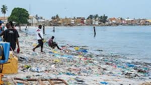 Le Sénégal produit chaque année plus de 270 000 tonnes de déchets plastiques, dont moins de 10 % sont recyclés (CINU Dakar)